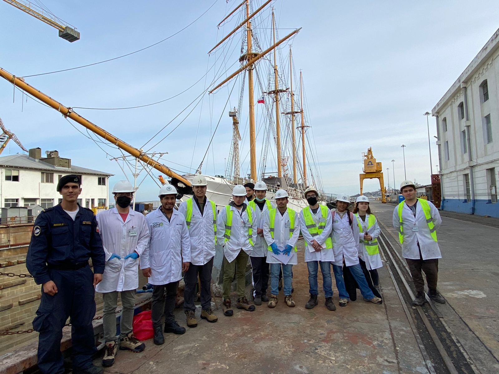 Alumnos del Dimat realizaron una visita e inspección al Buque Escuela Esmeralda, está en proceso de Reparación en ASMAR